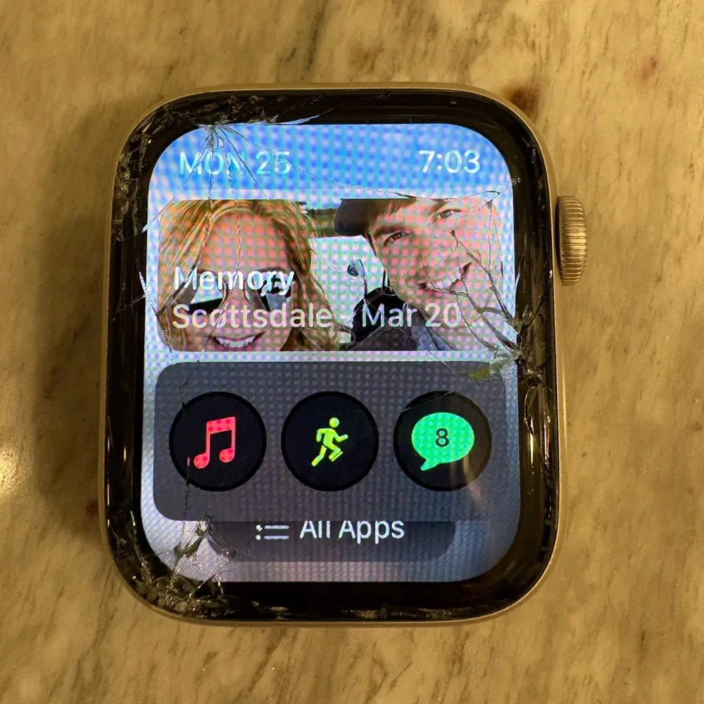 Apple Watch SE (2nd Gen) [GPS 44mm] w/Starlight Aluminum Case M/L Cracked Screen